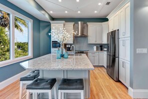 Fridge, microwave, oven, stovetop - All Decked Out- Rates lowered for summer (Bonita Springs)