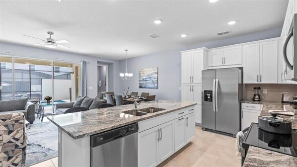 Réfrigérateur, four à micro-ondes, un four, surface de cuisson