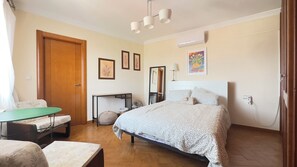 2 عدّة غرف نوم وواي فاي وملاءات أسرّة