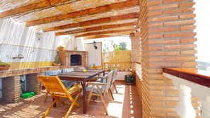 Outdoor dining - Delightful 2-bedroom flat with AC, sea & mountain views in Canillas de Aceituno (Canillas de Aceituno)