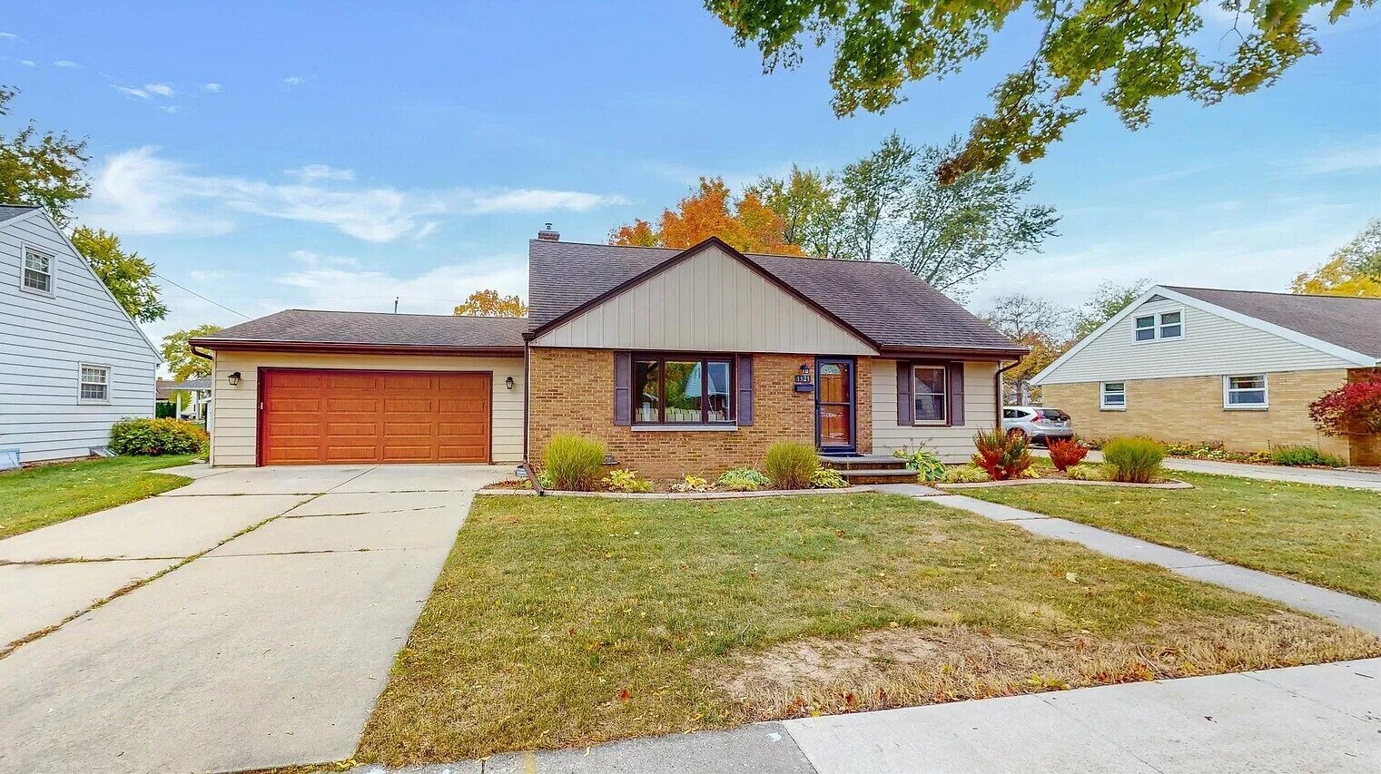 Cozy Home only a block away from Lambeau Field! 