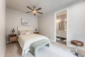 2 habitaciones, escritorio y tabla de planchar con plancha 