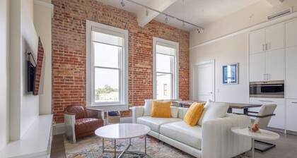 Modern Loft, Historic Streets- 2 bed/2 bath