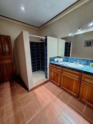 Toalhas de banho, sabonete, papel higiênico