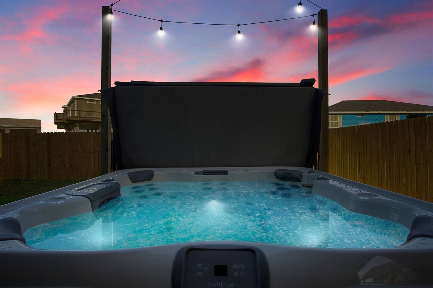 Hot tub-fenced-yard! Luxury Home and Pet friendly!