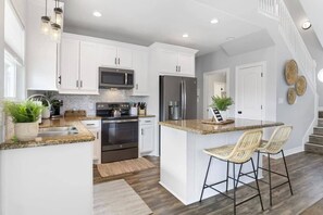 Een koelkast, een magnetron, een oven, een kookplaat