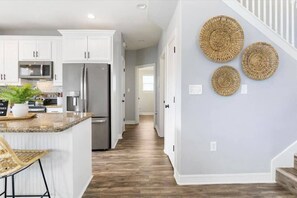 Een koelkast, een magnetron, een oven, een kookplaat