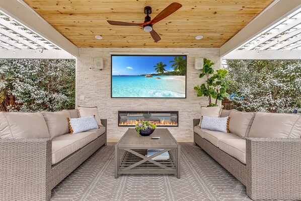 Smart-TV, Kamin, Tischtennisplatte, Bücher