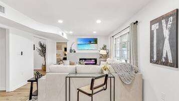 Smart TV, chimenea, tenis de mesa y libros