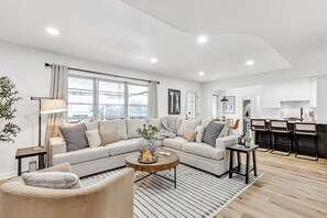 Smart-TV, Kamin, Tischtennisplatte, Bücher