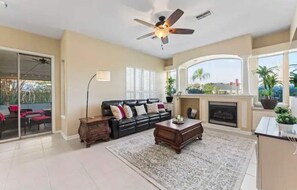 Smart TV, fireplace, video games - Paradise Playhouse Sleeps 10 Arcade Poker Rm (Jacksonville)