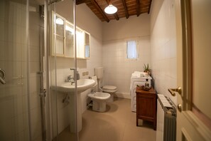 Ducha, secador de pelo, bidet, toallas