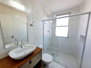 Secador de pelo, jabón, papel higiénico