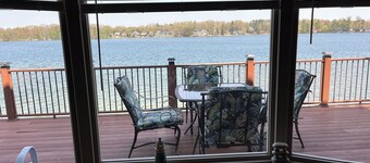 Derby Dreams lake house - private lake frontage!