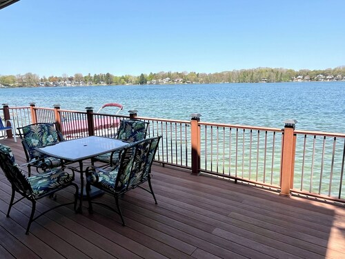 Derby Dreams lake house - private lake frontage!