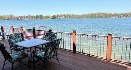 Derby Dreams lake house - private lake frontage!