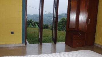 3 bedrooms, in-room safe, iron/ironing board, free WiFi