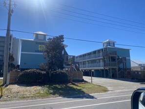 Un hôtel situé sur la côte, avec une grande enseigne sur laquelle on peut lire : « FUNRISE WILLL ».