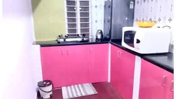 Réfrigérateur, micro-ondes, plaque de cuisson, bouilloire électrique