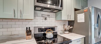 The Meeker House Charming 3/4 Bedroom Home w/ Hot Tub