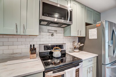 The Meeker House Charming 3/4 Bedroom Home w/ Hot Tub