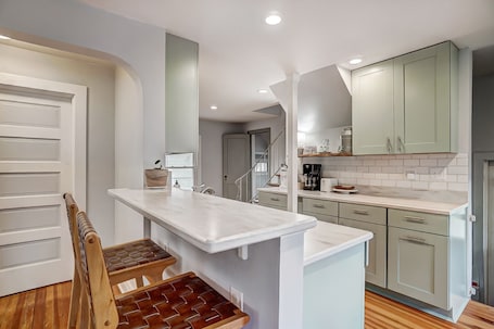 Refrigerador, microondas, horno y parrilla de estufa . The Meeker House Charming 3/4 Bedroom Home w/ Hot Tub