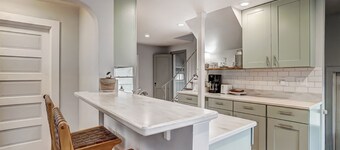 The Meeker House Charming 3/4 Bedroom Home w/ Hot Tub