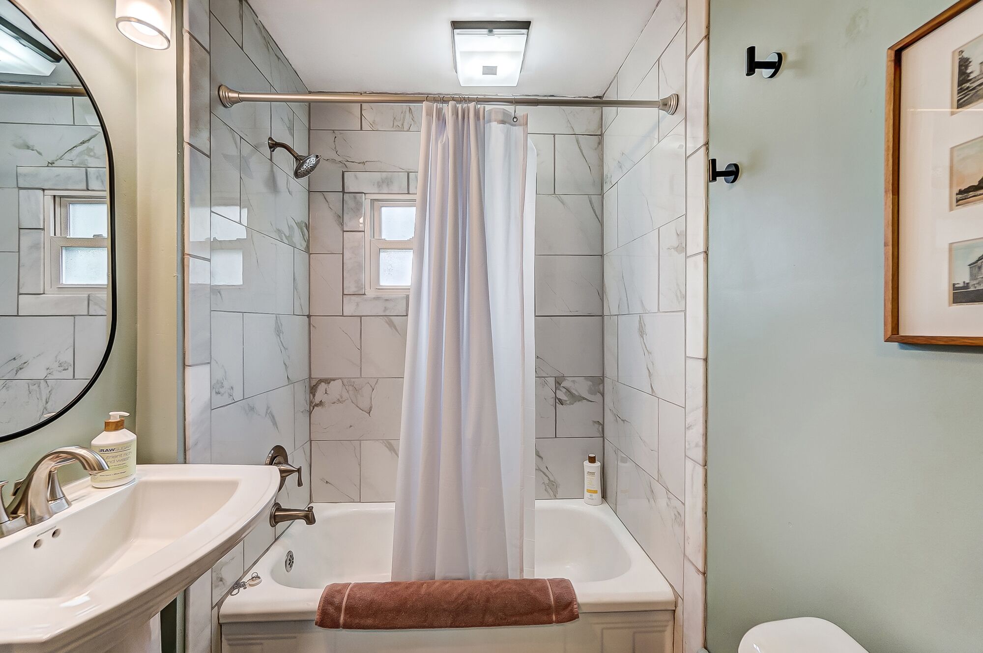 Une salle de bain avec une douche, un lavabo et des toilettes.