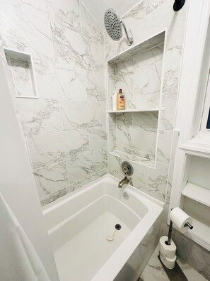 Dusche, Haartrockner, Handtücher, Seife