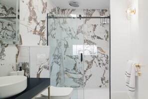 Dusche, Haartrockner, Handtücher, Seife