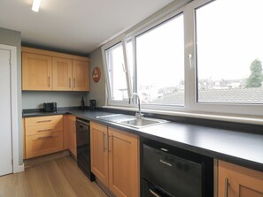 Cottage | Private kitchen | Fridge, dishwasher, electric kettle, toaster - Little Ireland (Stranraer)