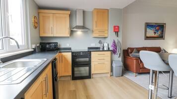 Cottage | Private kitchen | Fridge, dishwasher, electric kettle, toaster