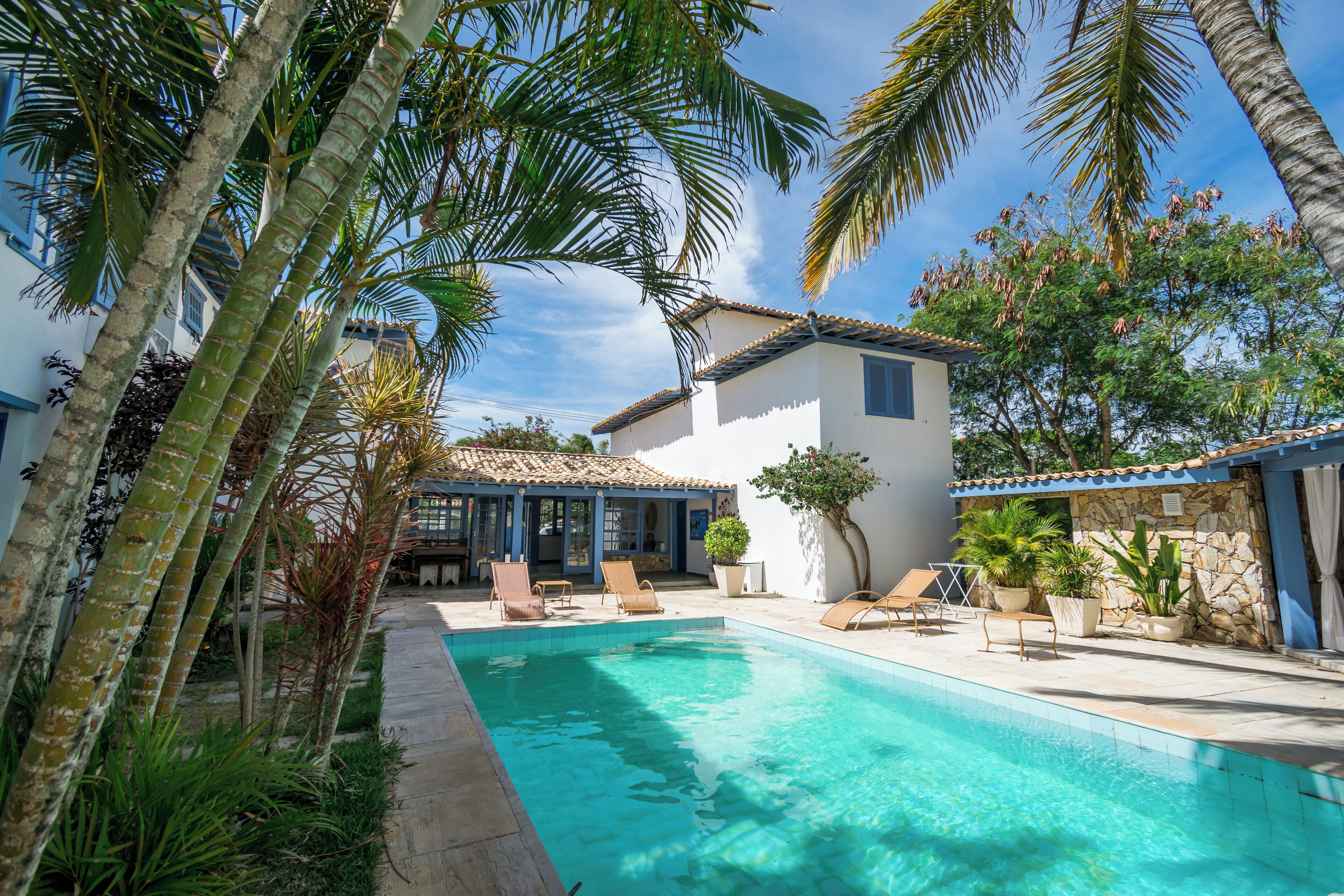 Utendørsbasseng, bassengparasoller og solsenger