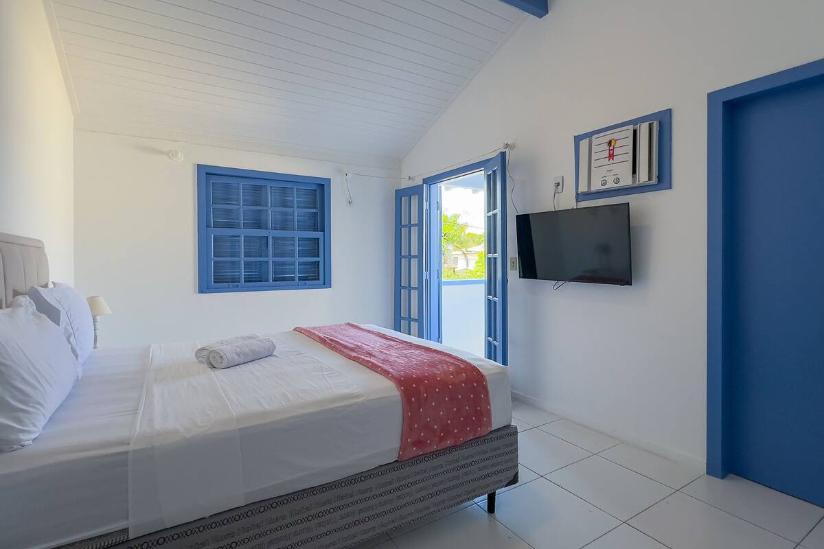 Minibar, free WiFi, bed sheets
