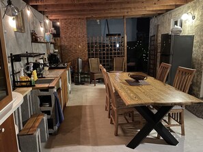Jääkaappi, mikroaaltouuni, liesi, kahvin-/teenkeitin