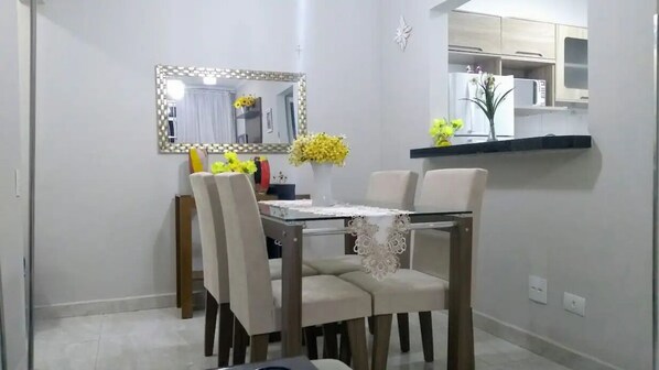 Dining - Apartamento Confortável e Elegante na Praia (Guilhermina Praia Grande)
