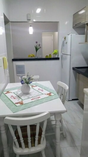 Dining - Apartamento Confortável e Elegante na Praia (Guilhermina Praia Grande)