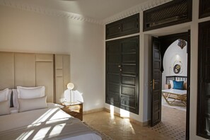 6 quartos, cofres nos quartos, ferros/tábuas de passar roupa