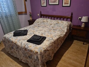 2 habitaciones, tabla de planchar con plancha, wifi y ropa de cama 