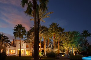 Exterior - MAGGY ROSE - Contemporary Elegance: 8 Bedrooms, Heated Pool, and Jacuzzi Bliss (Marrakech)