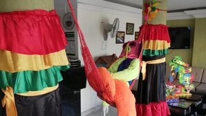 A room with a large, colorful, multi-tiered pillar structure, a hammock, and a small table with a toy. - Hotel Barranquilla Inn (Barranquilla)