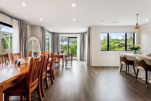 Interior - Grand Retreat with spa pool and parking (Auckland North Shore)