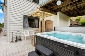 Unclassified image, 3 of 49, button - Grand Retreat with spa pool and parking (Auckland North Shore)