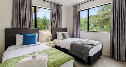 Grand Retreat with spa pool and parking