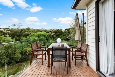 Grand Retreat with spa pool and parking