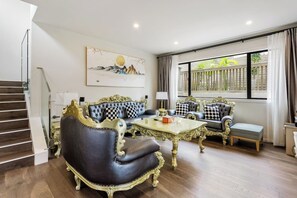 TV, offices - Grand Retreat with spa pool and parking (Auckland North Shore)