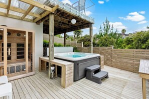 Terrace/patio - Grand Retreat with spa pool and parking (Auckland North Shore)
