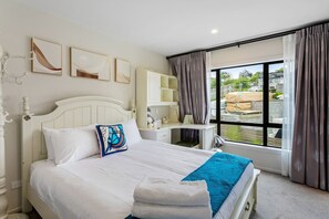 Unclassified image, 5 of 49, button - Grand Retreat with spa pool and parking (Auckland North Shore)