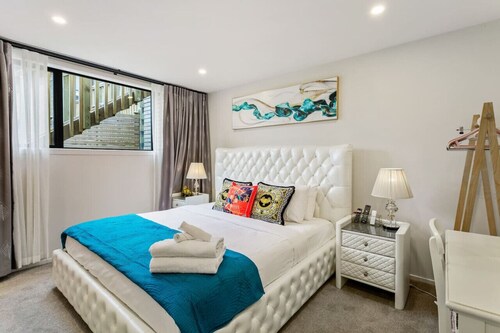 Grand Retreat with spa pool and parking