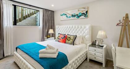 Grand Retreat with spa pool and parking